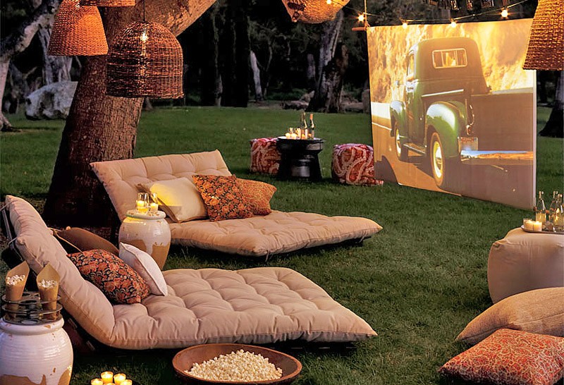 Independence Day Ideas - Outdoor Movie Screen in Backyard - How to 